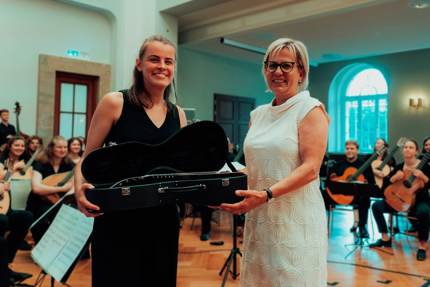 Kulturministerin Barbara Klepsch übergibt Mandoline aus dem Musikinstrumentenfonds an eine junge Musikerin