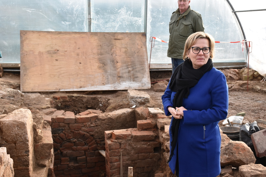 Kulturministerin Barbara Klepsch in der Ausgrabung stehend