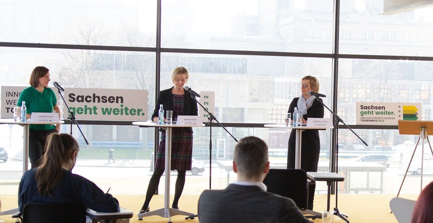 Barbara Klepsch, Veronica Hiebl und Josephine Hage sprechend auf der Pressekonferenz