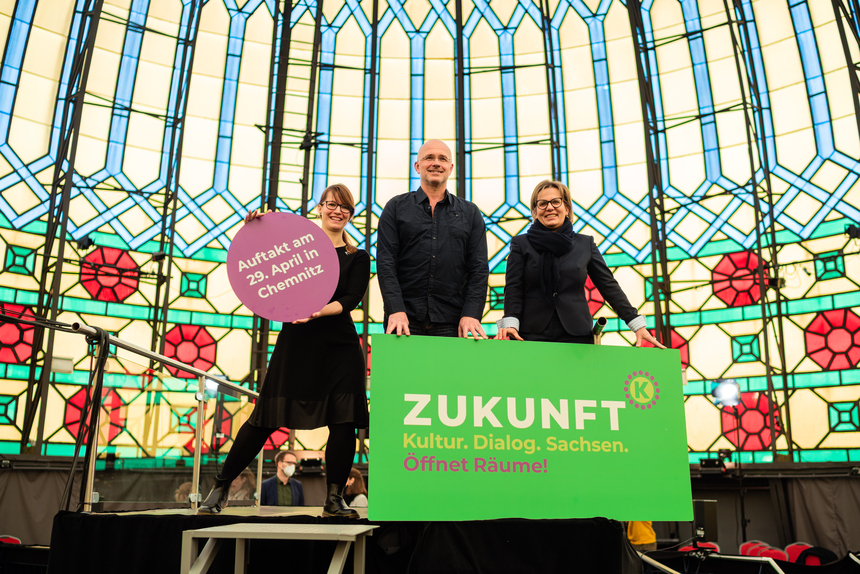 Barbara Klepsch, Tom Ritschel und Sabine Fekete präsentieren Plakat und Ankündigung für Auftaktveranstaltung in Chemnitz