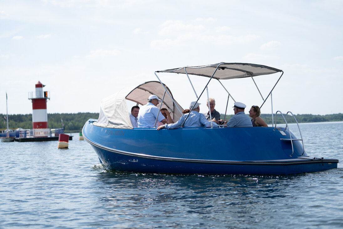 Ministerin fährt mit Boot