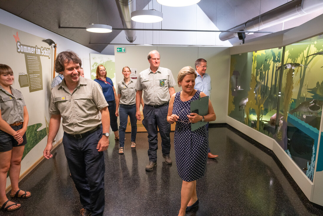 Ministerin besichtigt Aquarium