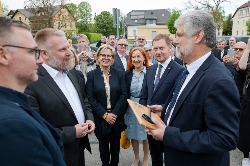 Gruppenfoto mit Michael Kretschmer, Barbara Klepsch, Markus Pieper und anderen