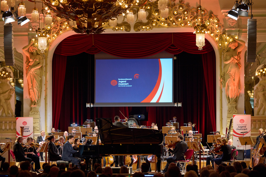 Blick in den Festsaal auf die Musiker und Bühne