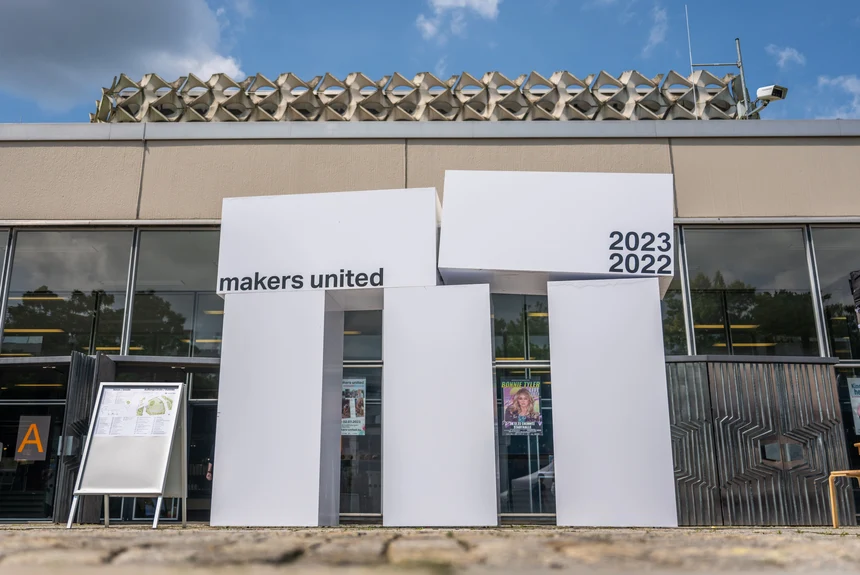 Hausansicht mit Aufsteller makers united