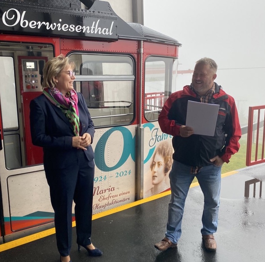 Barbara Klepsch überreicht René Lötzsch den Förderbescheid.