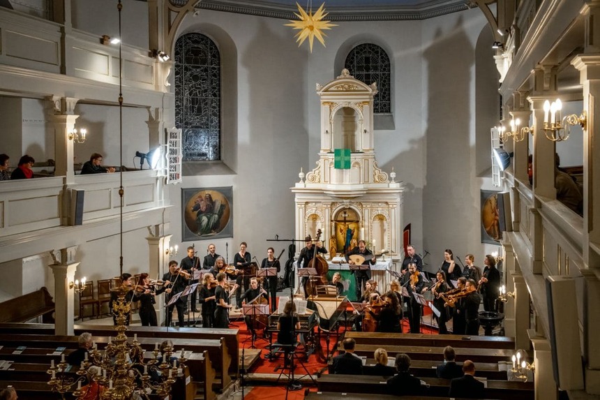 Jjunges polnisches Barockorchester beim Musizieren in der Stadtkirche Frauenstein