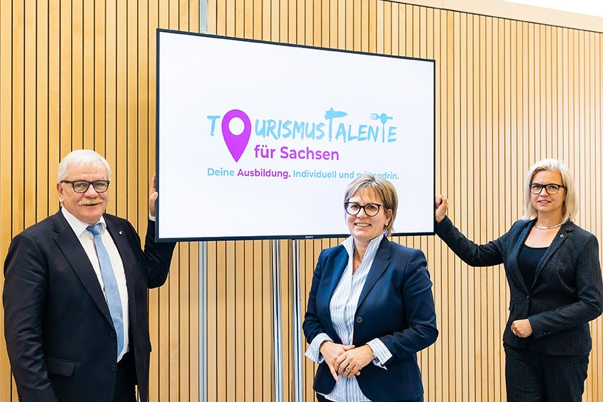 Das Foto zeigt Tourismusministerin Barbara Klepsch, Dr. Detlef Hamann, Vize-Präsident des LTV SACHSEN und Antje Mikoleit, Geschäftsführerin der DEHOGA Sachsen