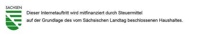 Links ist das Landeswappen des Freistaates Sachsen in grün abgebildet. darüber steht »Sachsen«. Rechts davon steht: »Dieser Internetauftritt wird mitfinanziert durch Steuermittel auf der Grundlage des vom Sächsischen Landtag beschlossenen Haushaltes.«
