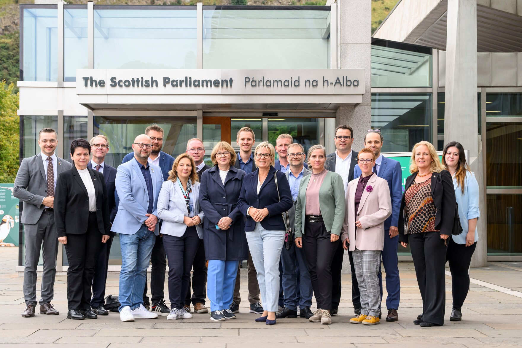 Delegation vor dem schottischen Parlament