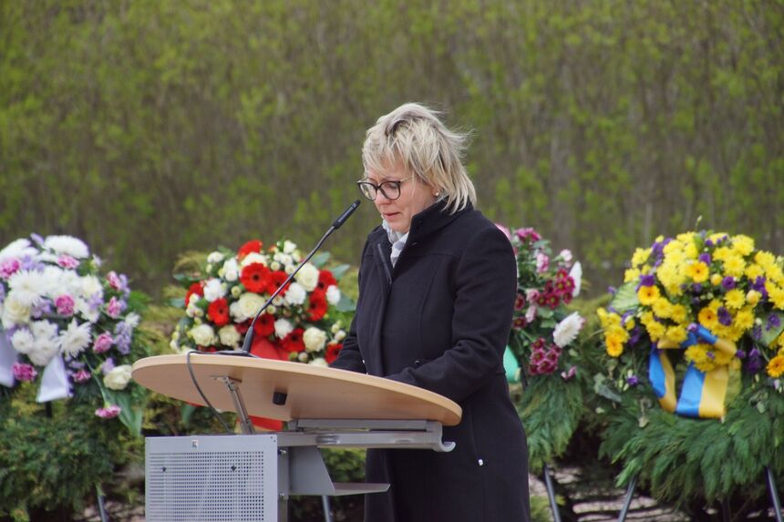 Das Foto zeigt Barbara Klepsch bei einer Rede an der Gedenkstätte Ehrenhain.