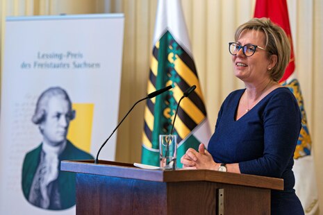 Staatsministerin Klepsch am Rednerpult zum Lessing-Preis 2023