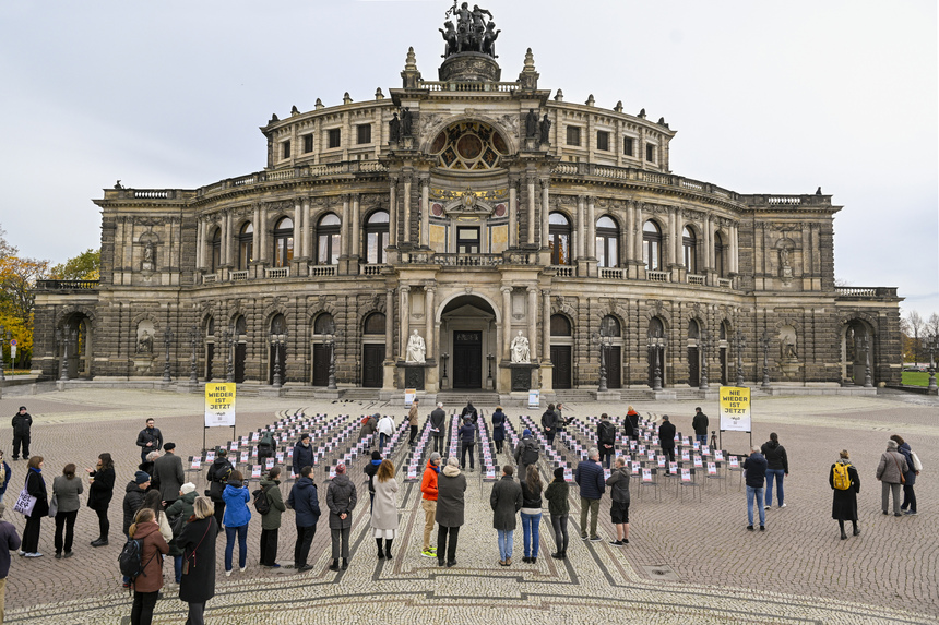 Installation vor der Semperoper