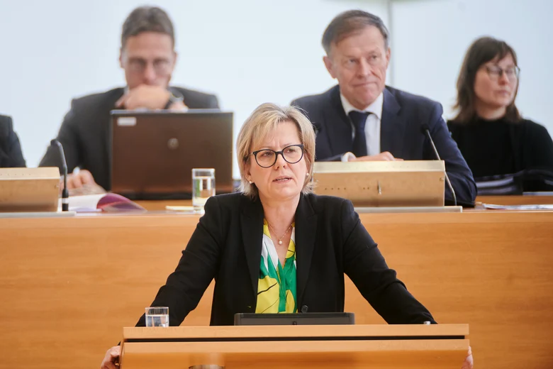 Barbara Klepsch steht bei der Fachregierungserklärung am Rednerpult im Sächsischen Landtag