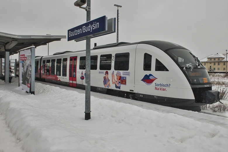 Triebwagen mit dem Kampagnenmotiv Sorbisch Na Klar