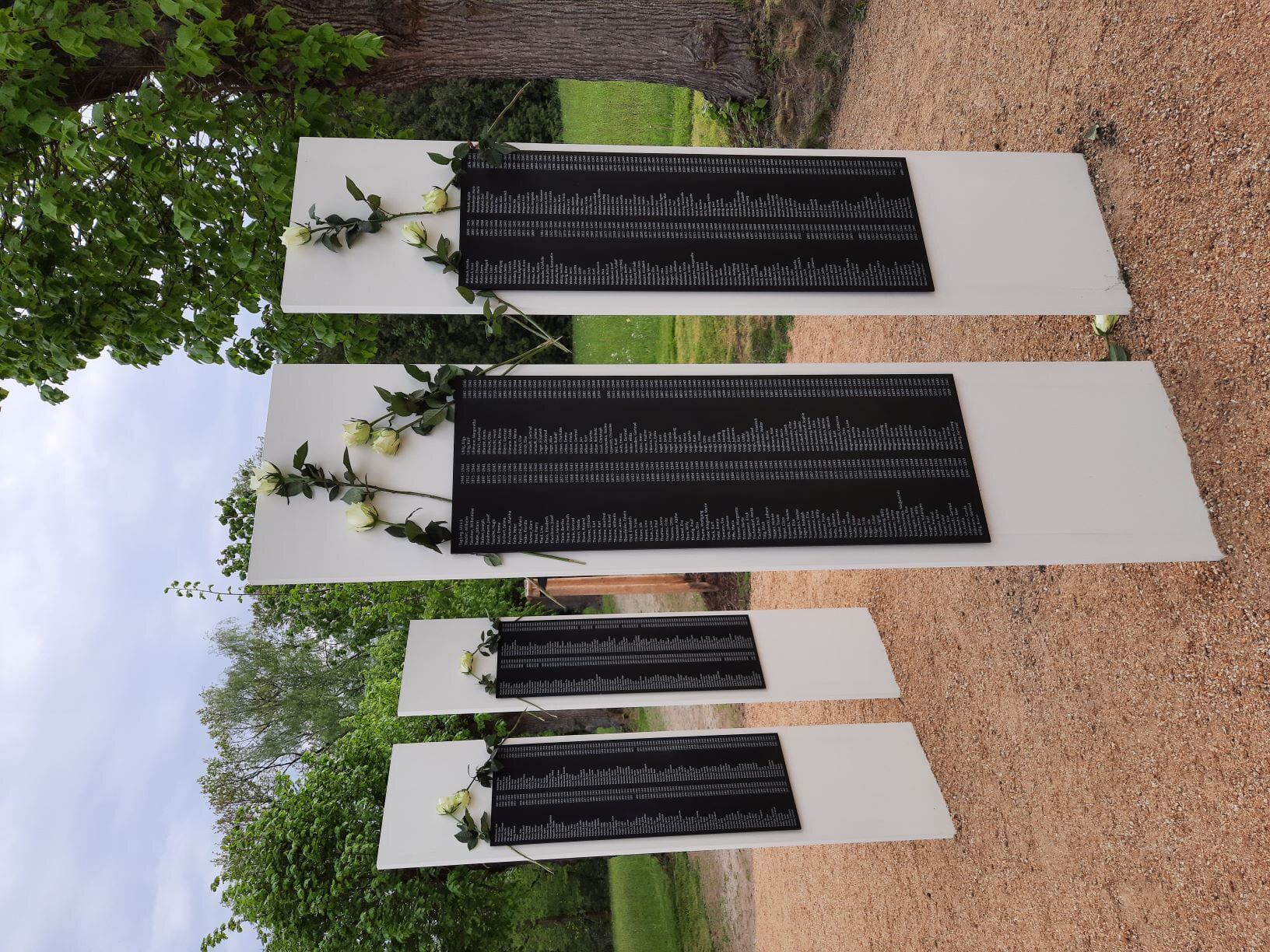 Foto zeigt Gedenksäulen
