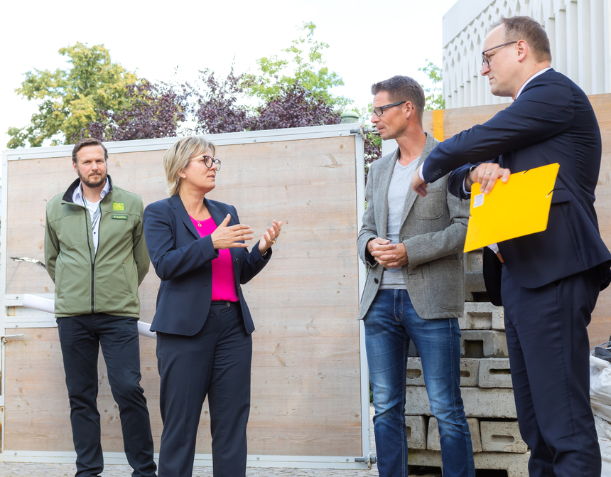 Barbara Klepsch im Gespräch mit dem Prokuristen und Kaufmännischen Leiter des Zoos Andrej Synnatzschke