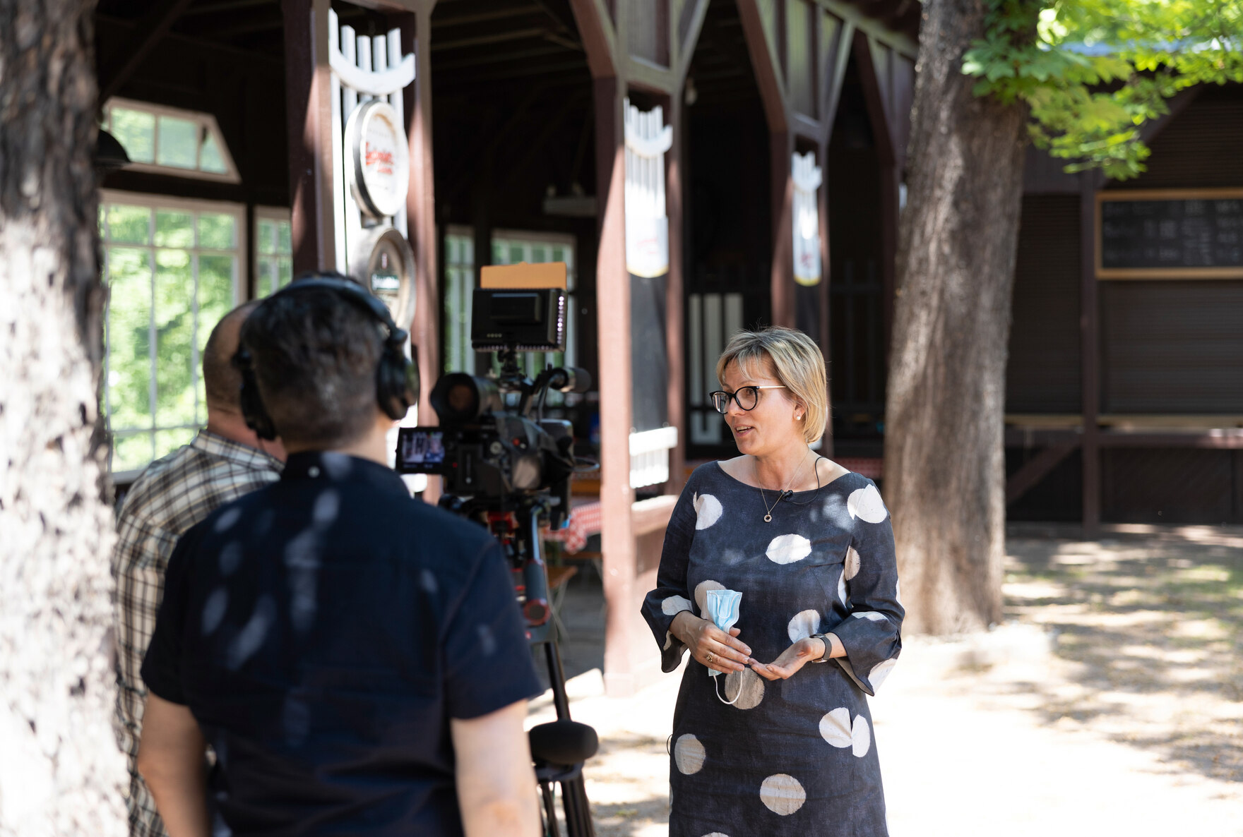 Barbara Klepsch im Gespräch mit Reportern