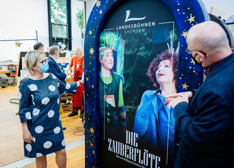 Barbar Klepsch und Manuel Schöbel präsentieren Plakat Die Zauberflöte